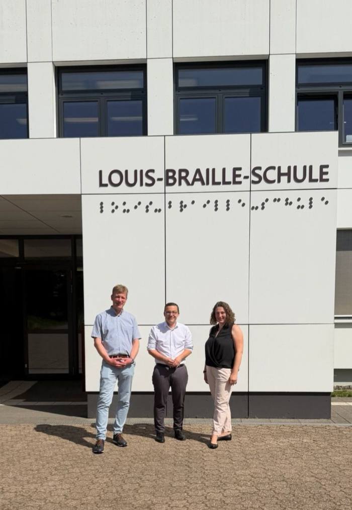Sven%20G%C3%B6rgen,%20Roland%20Theis%20und%20Stefanie%20Pantelmann%20vor%20dem%20Schulgeb%C3%A4ude